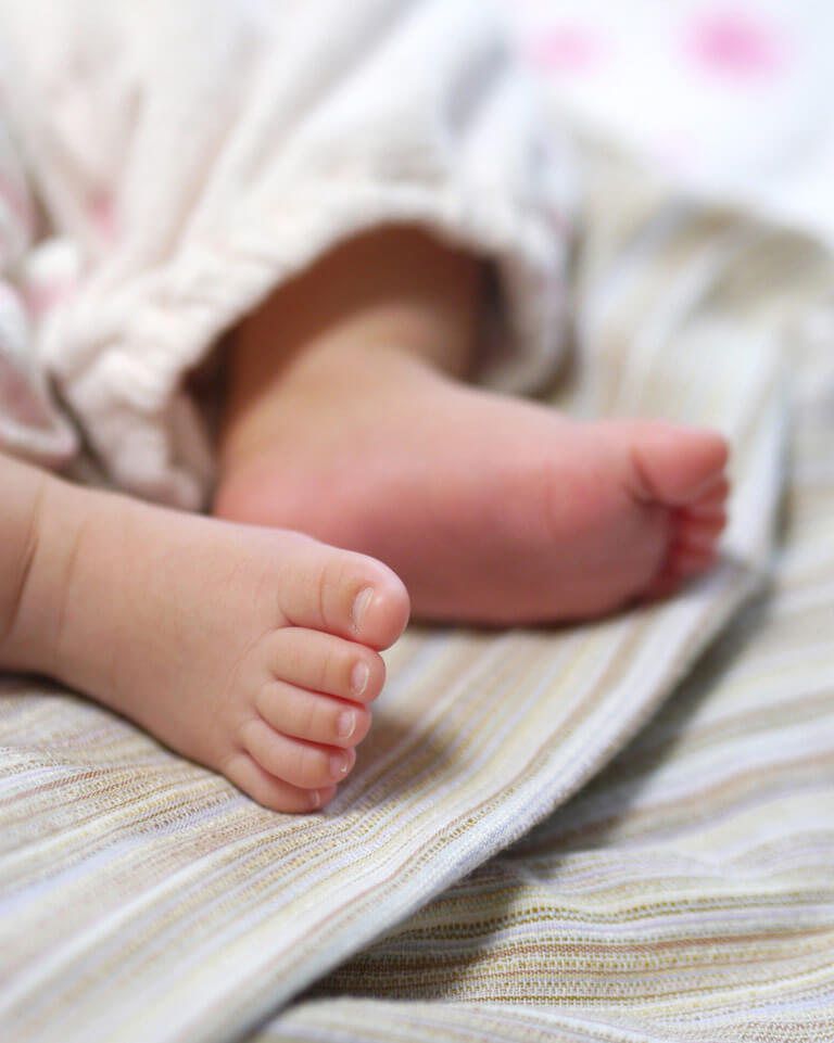 赤ちゃんの足背景ボケ写真